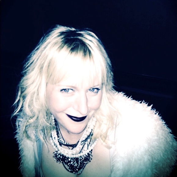 Meet your Posher, Windee - Picture 1 of 1